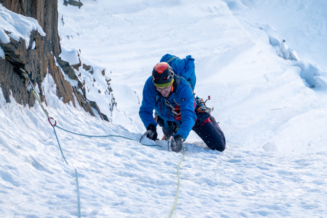 Vincent klimt met PetzlNomic ijsbijlen, Lynx stijgijzers en Sirocco helm